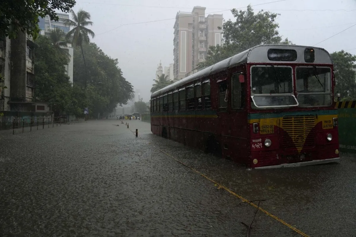 The Global Times | मुंबईत जोरदार पावसानंतर वाहतूक विस्कळीत