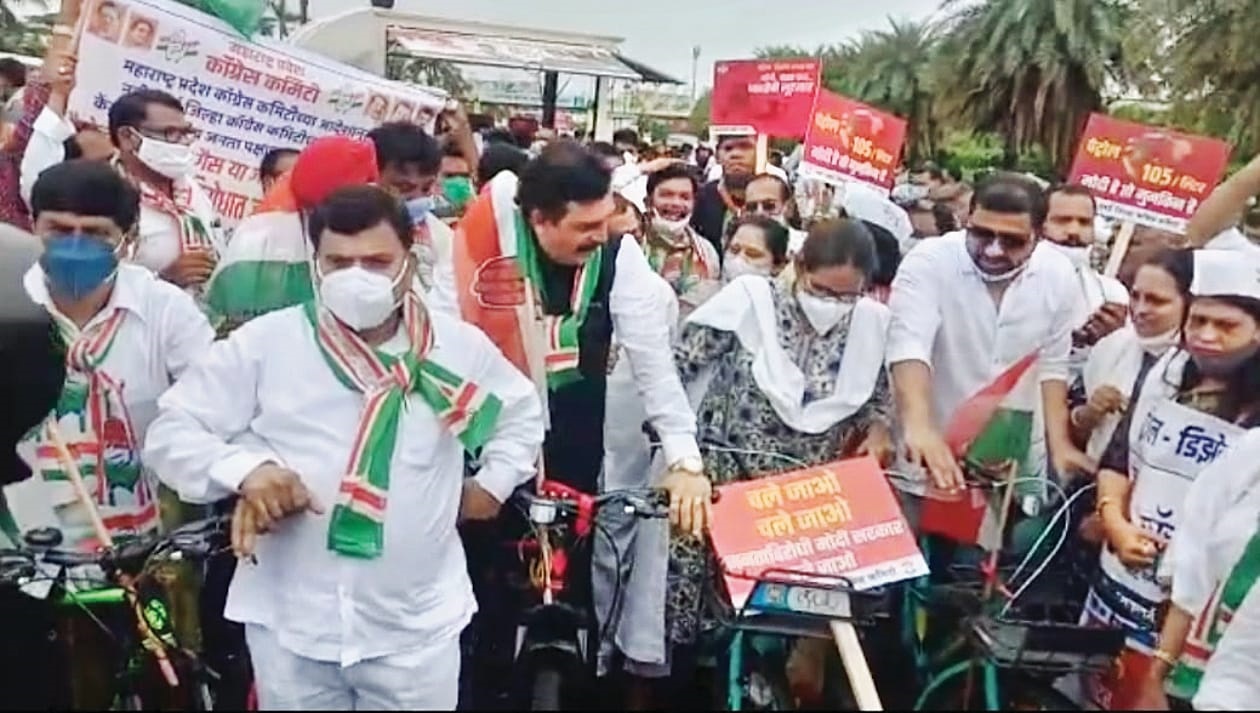 The Global Times | इंधन व गॅसवाढीच्या निषेधार्थ काँग्रेसची सायकल रॅली