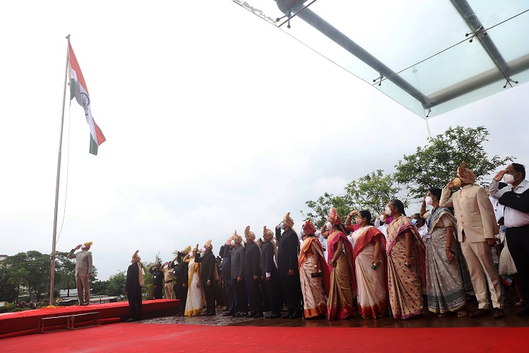 The Global Times | महापालिका मुख्यालयात ध्वजारोहण          फोटो