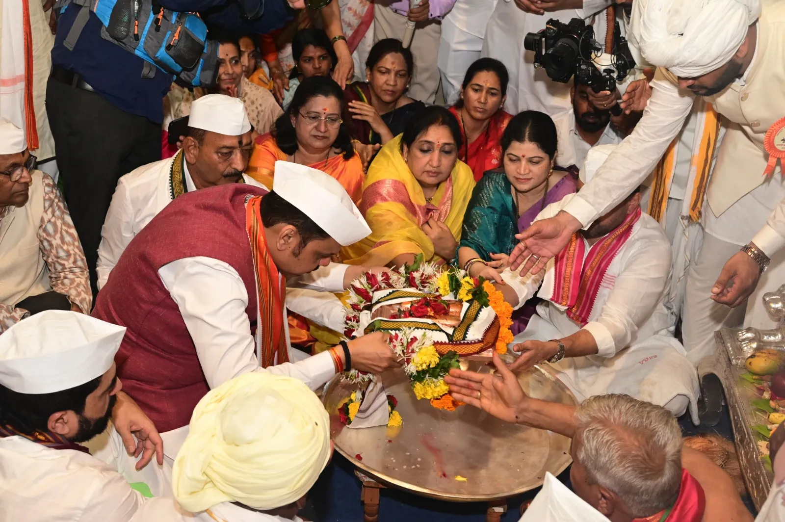 The Global Times | मुख्यमंत्री देवेंद्र फडणवीस यांनी घेतले संत तुकाराम...