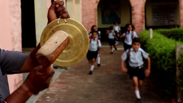 The Global Times | शिपायांऐवजी शाळेला मिळणार भत्ता