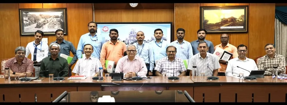 The Global Times | पश्चिम रेल्वेच्या १० कर्मचाऱ्यांना जनरल मॅनेजरच्या...