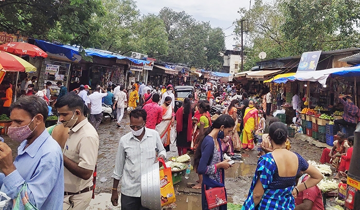 The Global Times | पहिल्याच दिवशी सोशल डिस्टन्सिंगचे तीनतेरा