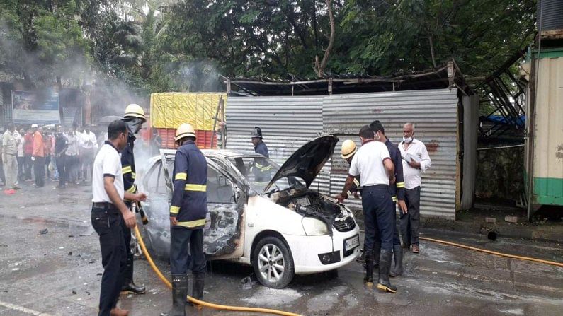 The Global Times | एपीएमसी परिसरात कारमध्ये स्पार्क