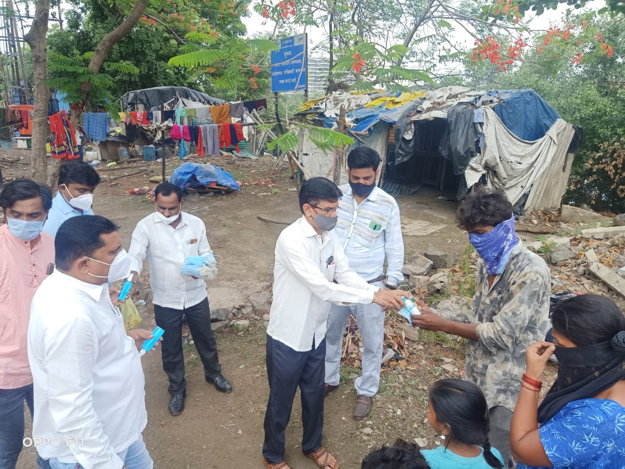 The Global Times | गोरगरीबांंना बिस्किट, सॅनिटायजर व मास्कचे वाटप