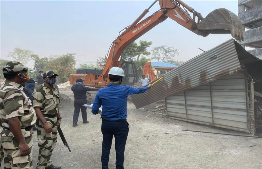 The Global Times | नैनामध्ये अतिक्रमण विभागाची धडक कारवाई