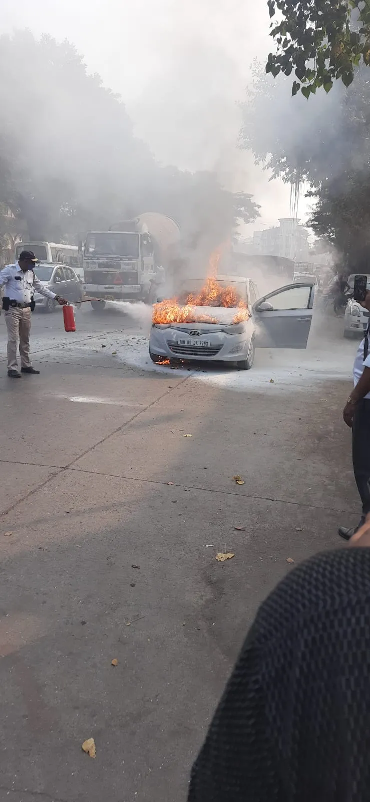 The Global Times | क्षणांत पेटली धावती गाडी पोलिस शिपाई रमेश उथळे यांनी...