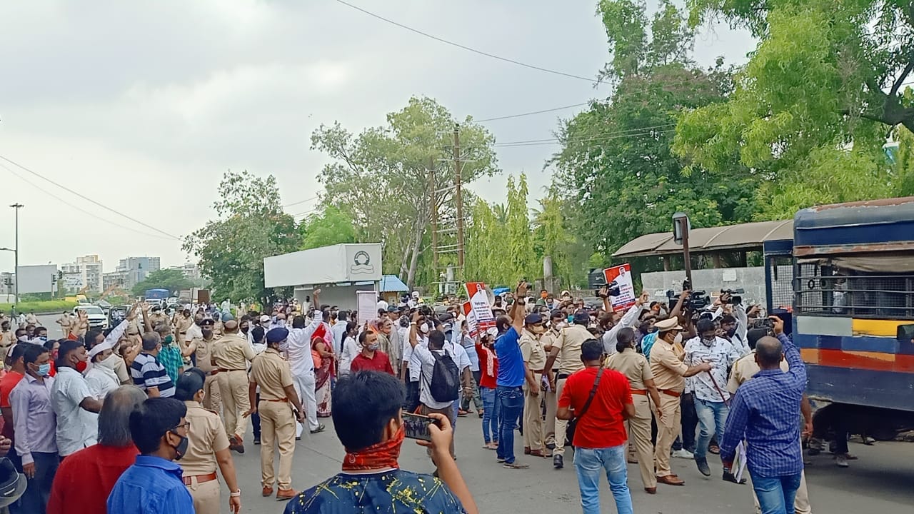 The Global Times | कर्नाळा बँक ठेविदारांचे रास्ता रोको आंदोलन