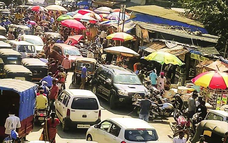 The Global Times | टाळेबंदीच्या भीतीने बाजारात खरेदीसाठी झुंबड